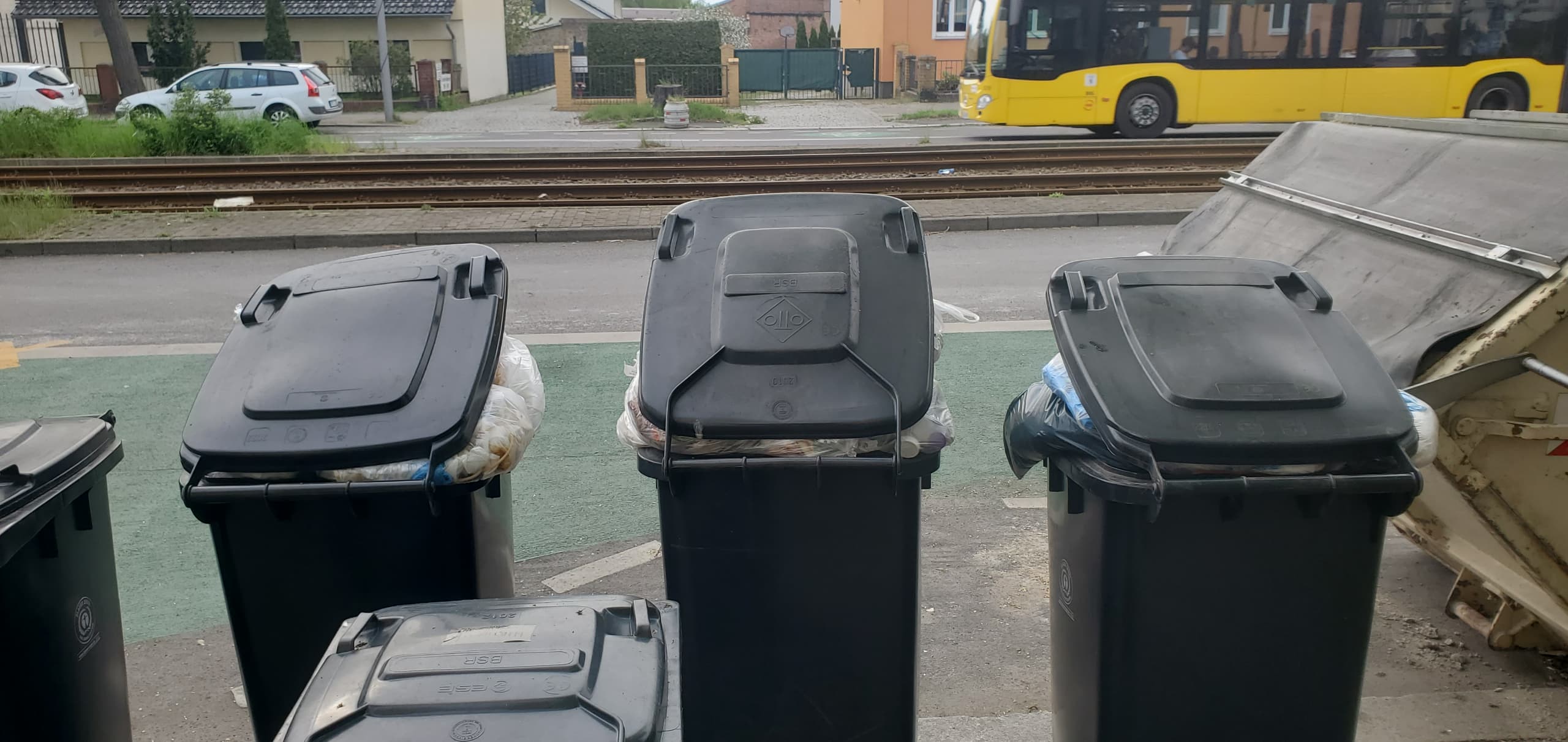 Unser Tonnenservice bringt die Mülltonnen zur Straße