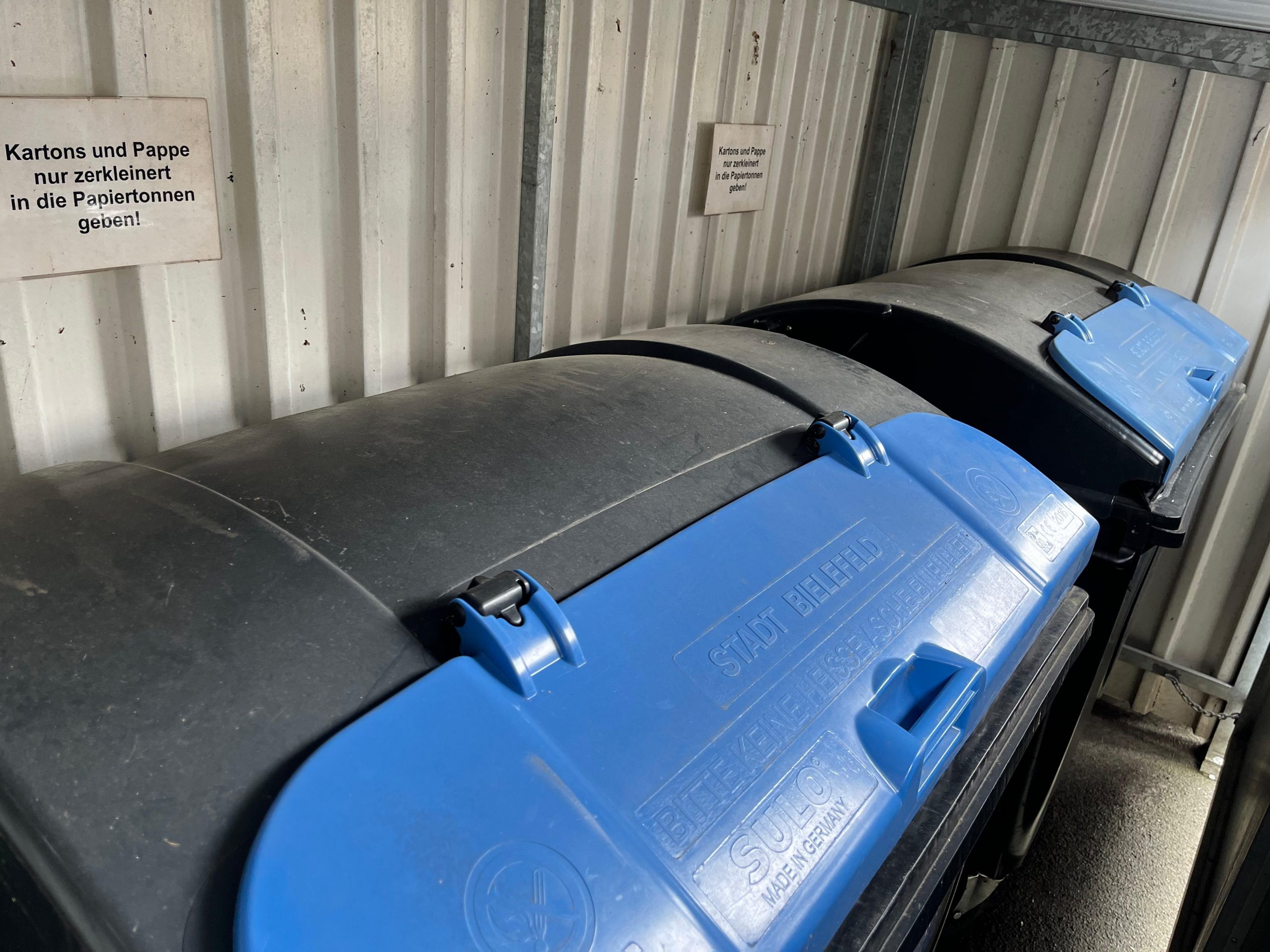 1100 L Mülltonnen Papier im Tonnenraum