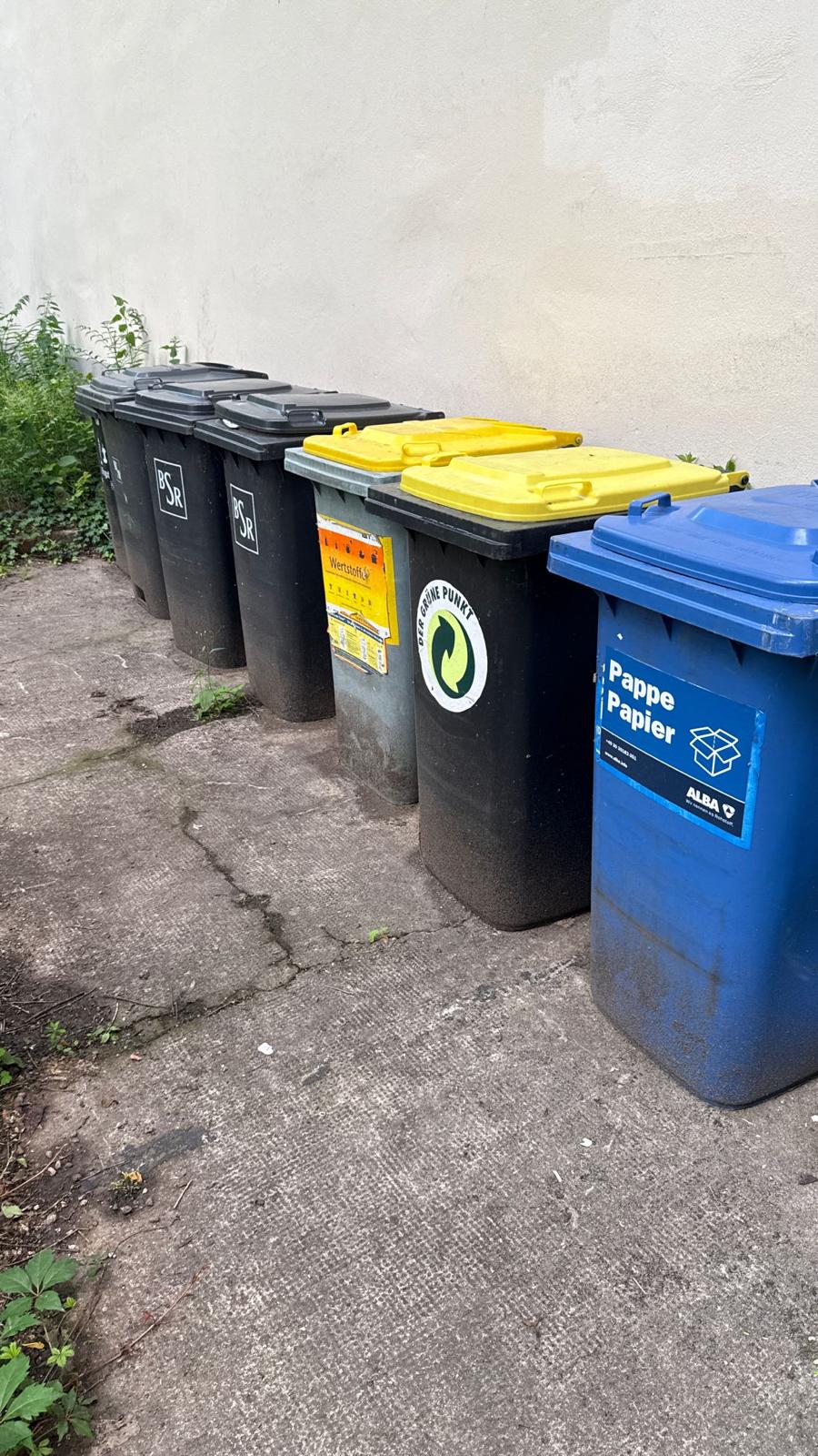 Mülltonnen im Innenhof