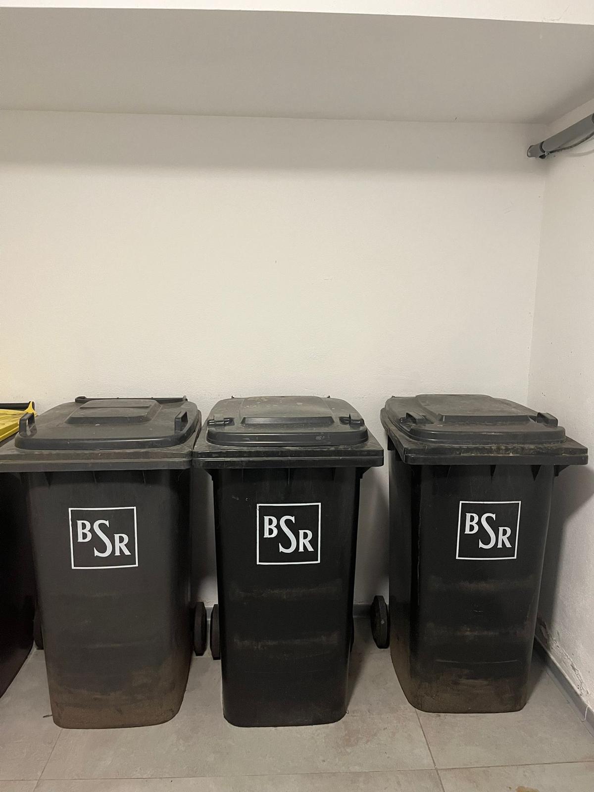 Mülltonnen im Tonnenraum