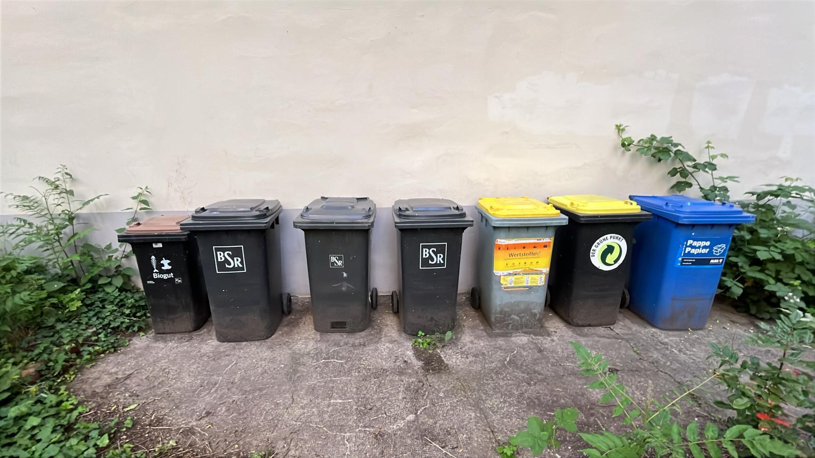 Mülltonnen in Berliner Innenhof